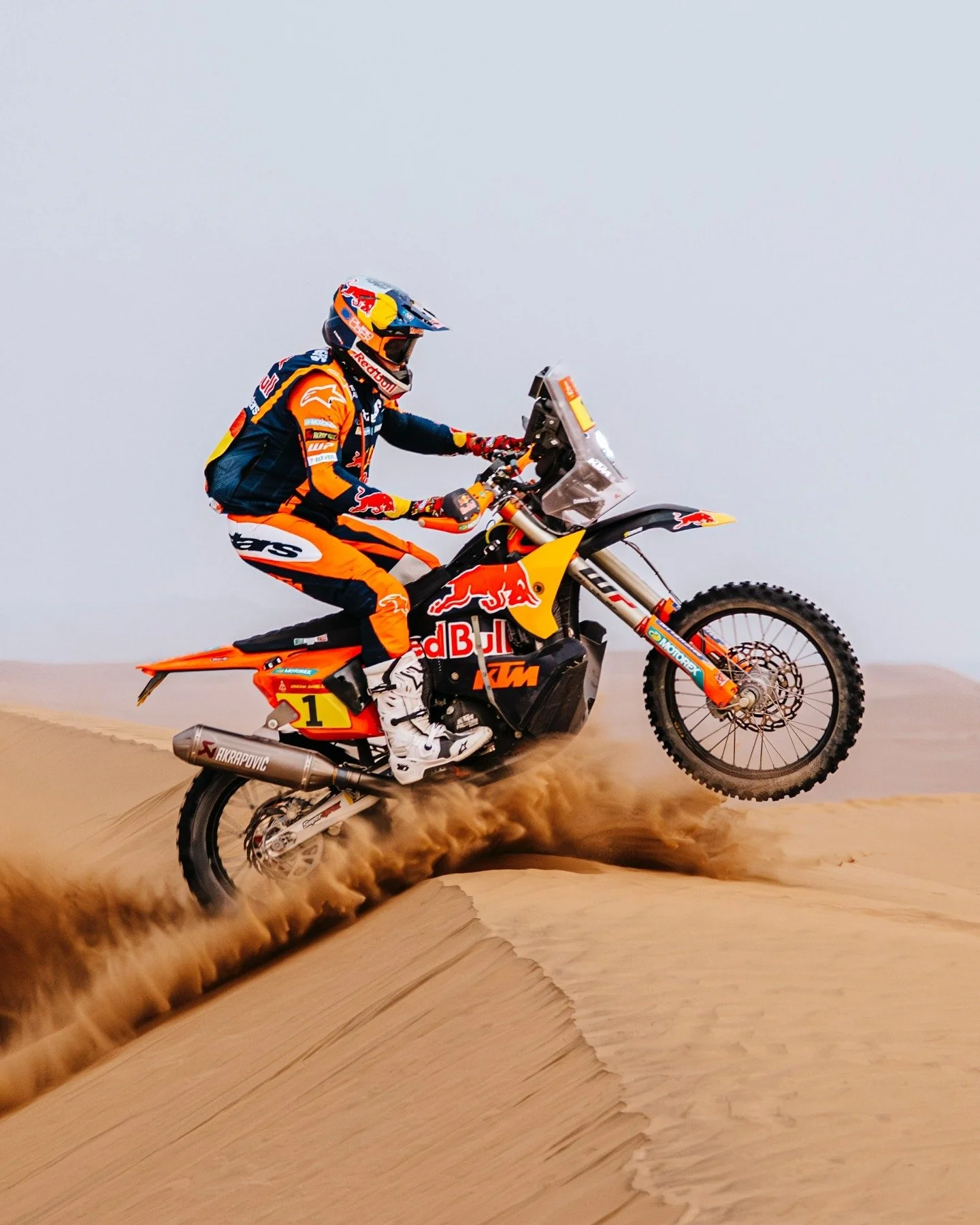 Stage 10 of the Dakar Rally delivered a powerful reminder of what this race demands&mdash;mentally and physically 🏜️🏁

Huge respect to Daniel Sanders, who lined up and rode Stage 10 with a broken collarbone 💥💪
Pain, exhaustion, and consequences m