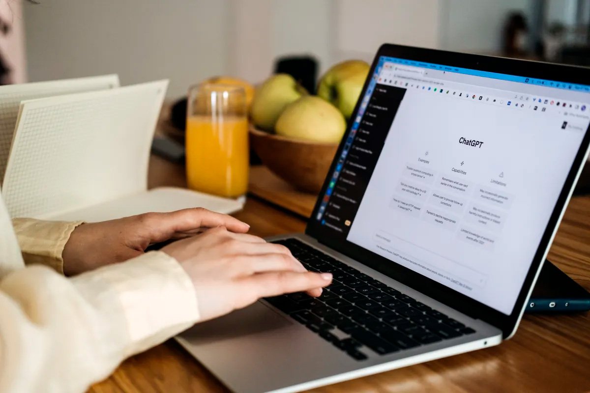 Why You Shouldn’t Use ChatGPT to Write All Your Copy (and How to Tell When AI Has Been Used)