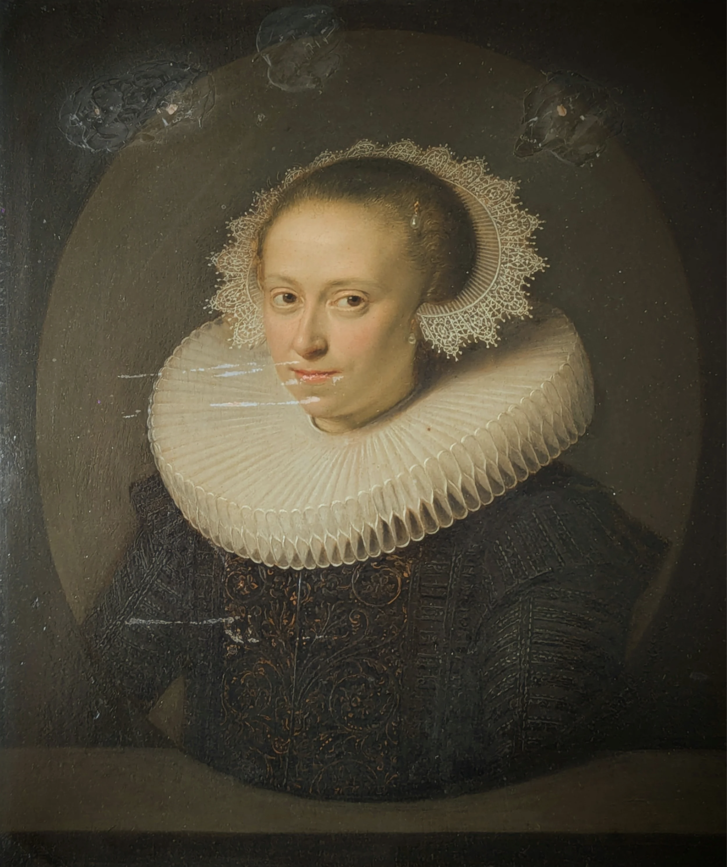 Portrait of a woman in 17th-century attire with a lace ruff collar and intricate black dress.