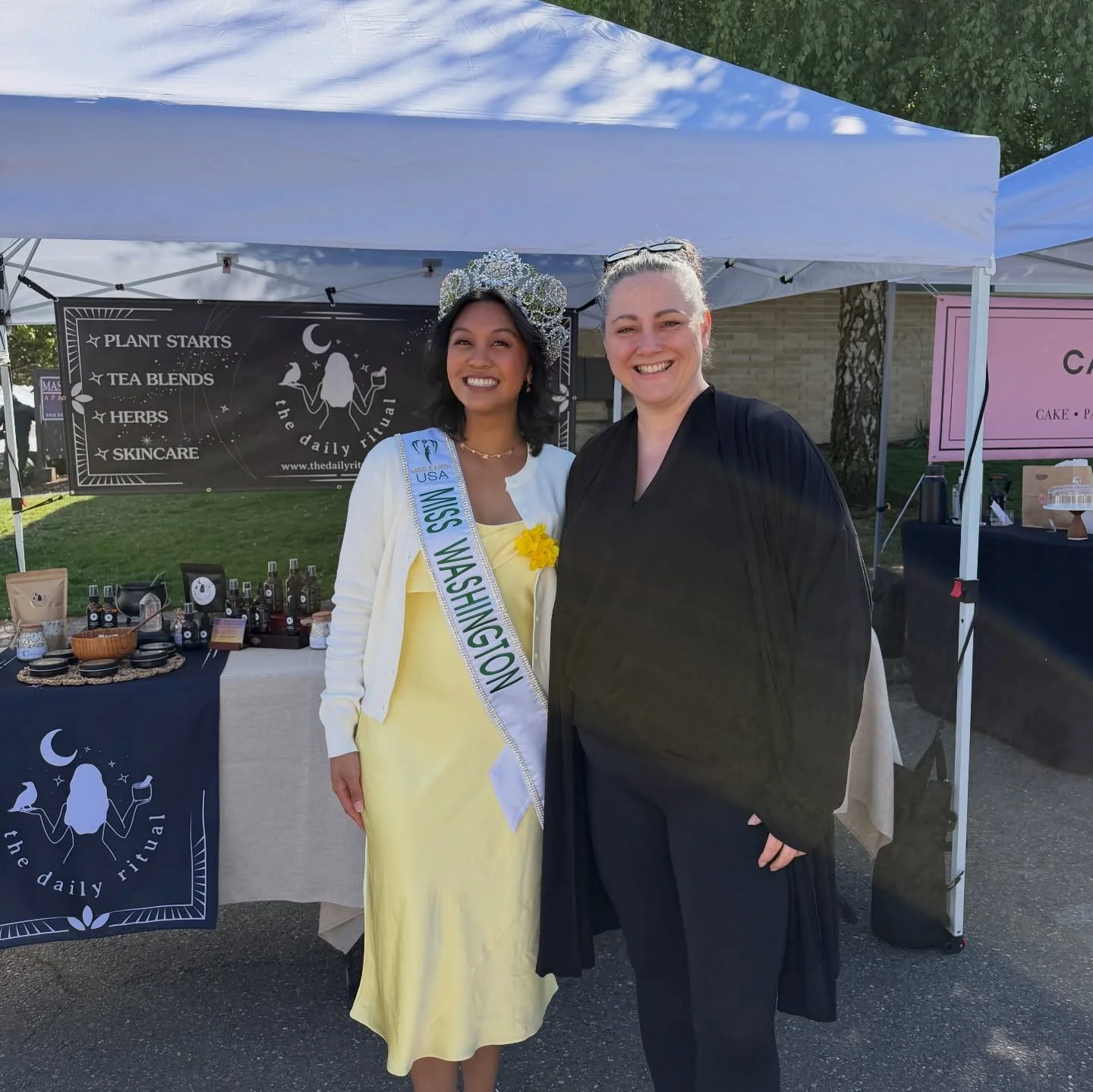 Never know who you&rsquo;re gonna run into at #tacomaproctorfarmersmarket 👑 🥰What a beautiful day for a royal visit! ☀️🌼