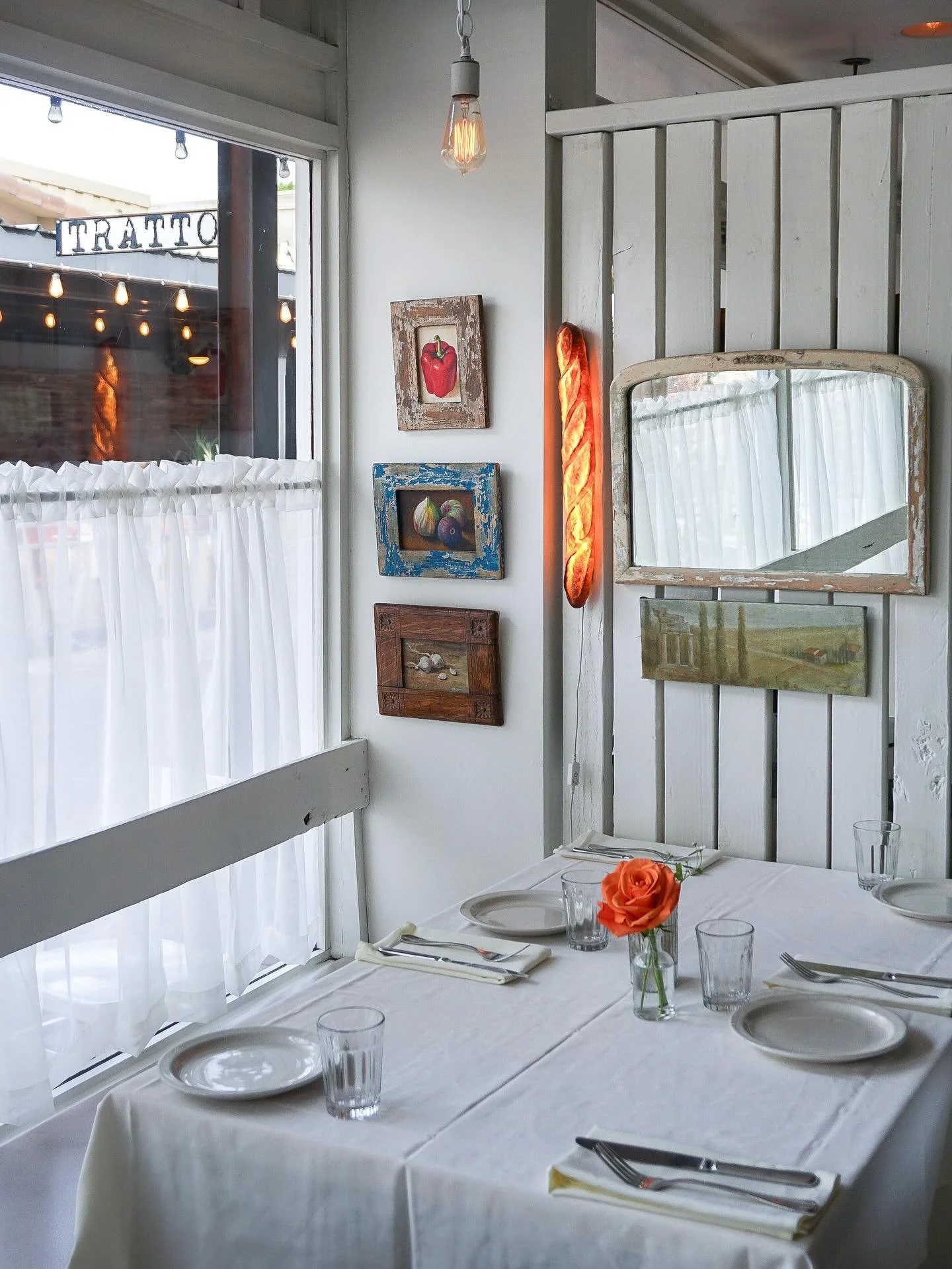 A special little corner here at Tratto. Doors open at 5pm today, walk ins always welcome&hellip; your table is waiting for you 🤍🕯️

#tratto #pizzeriabianco #phoenix