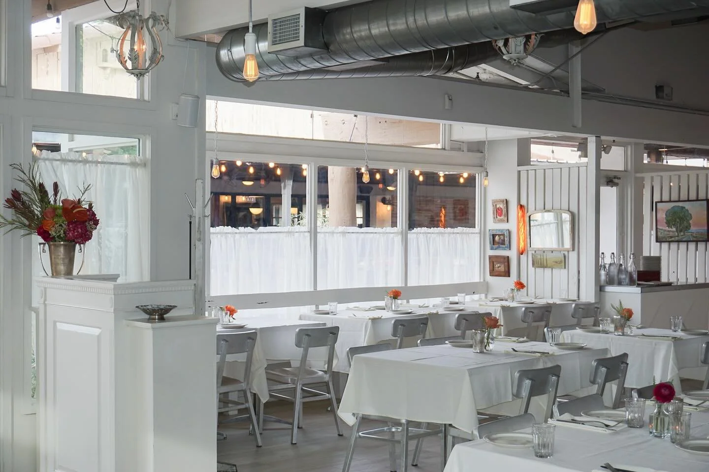 It&rsquo;s the start of another Friday night here at Tratto ✨ Whether you&rsquo;re winding down from the week or gearing up to celebrate with friends, we have a table (and a drink) waiting for you 🥂

#tratto #pizzeriabianco #phoenix