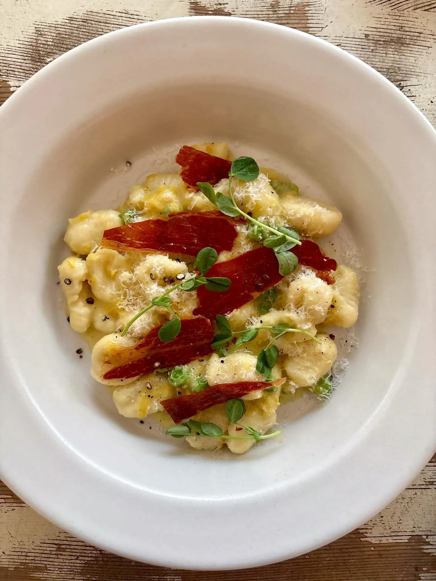 From our current menu, fresh for springtime&hellip; Gnocchi with English Peas, Saffron Spring Onion, Crispy Prosciutto and Parmigiano Reggiano 🫛❣️

#tratto #pizzeriabianco #phoenix