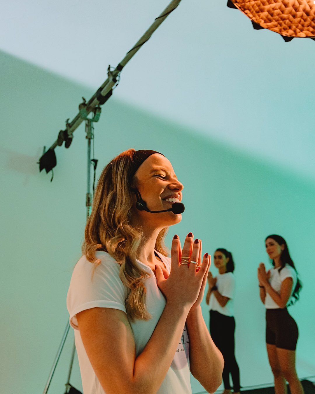 You move, you glow! ✨Por aqui, fechamos as comemorações do mês do Yoga com muito estilo!Juntos c (10).jpg