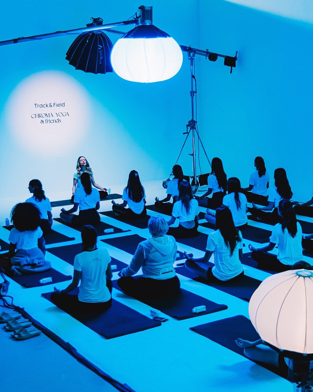 You move, you glow! ✨Por aqui, fechamos as comemorações do mês do Yoga com muito estilo!Juntos c.jpg