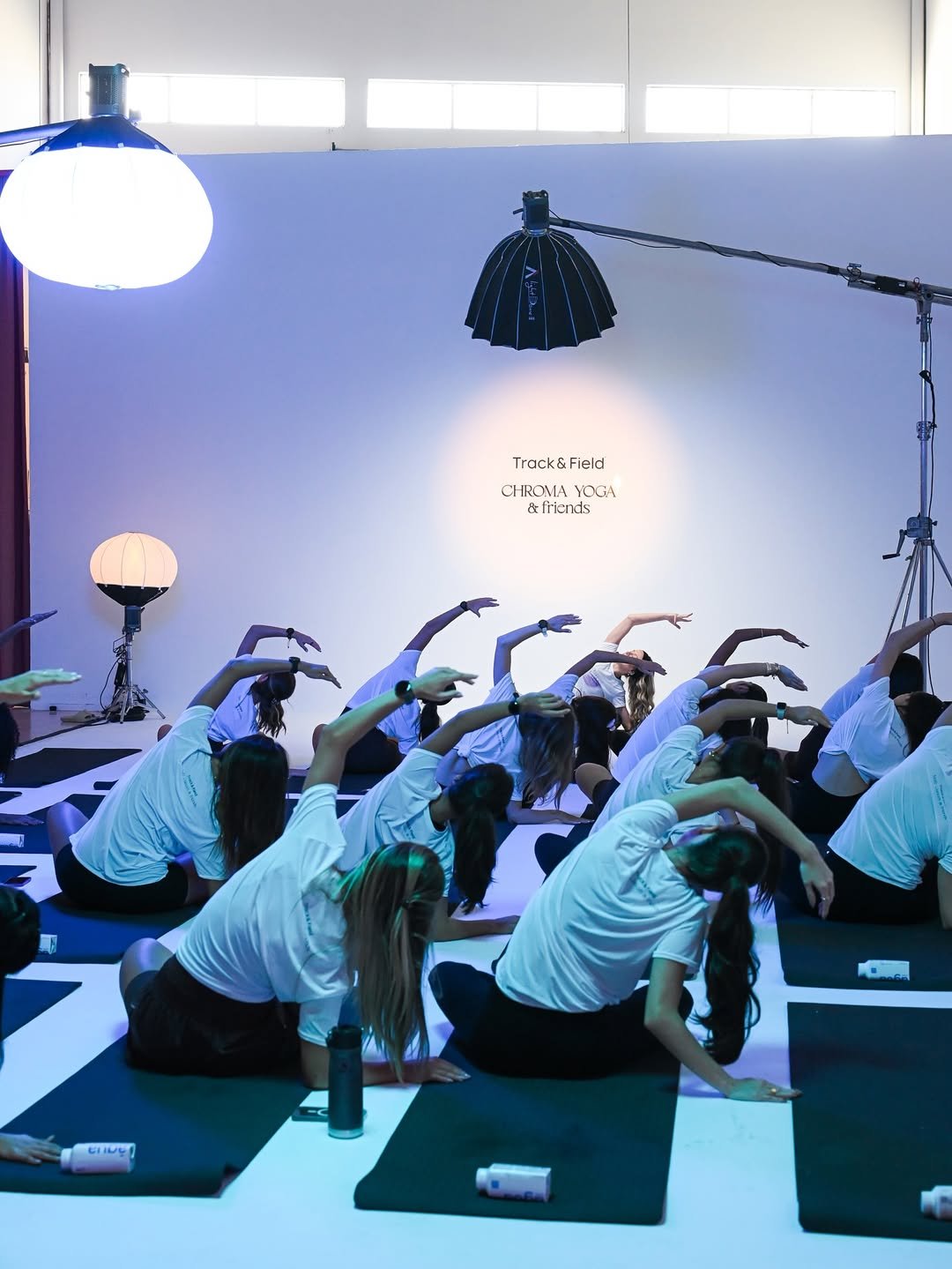 A prática da chroma ioga, que combina ioga, cromoterapia e soundhealing, norteou o evento da @tr.jpg