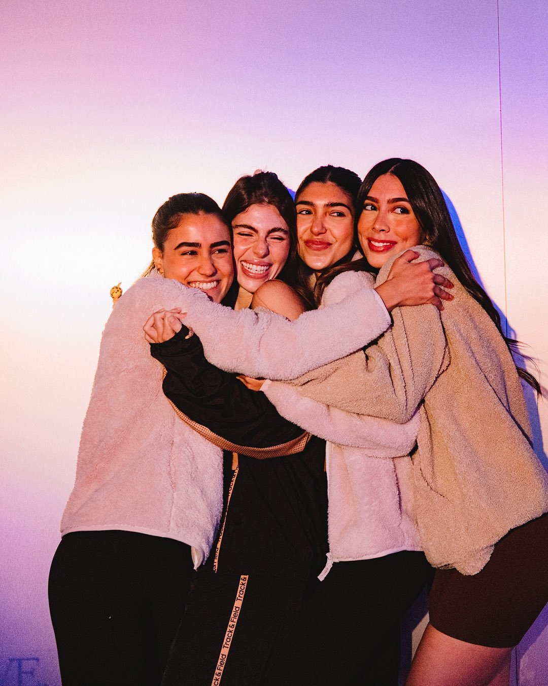 You move, you glow! ✨Por aqui, fechamos as comemorações do mês do Yoga com muito estilo!Juntos c (1).jpg
