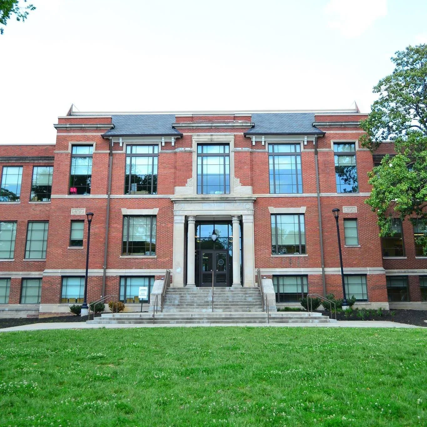 Tennessee Firefly: One Out of Every Three Reward Schools in Memphis and Nashville are Public Charter Schools