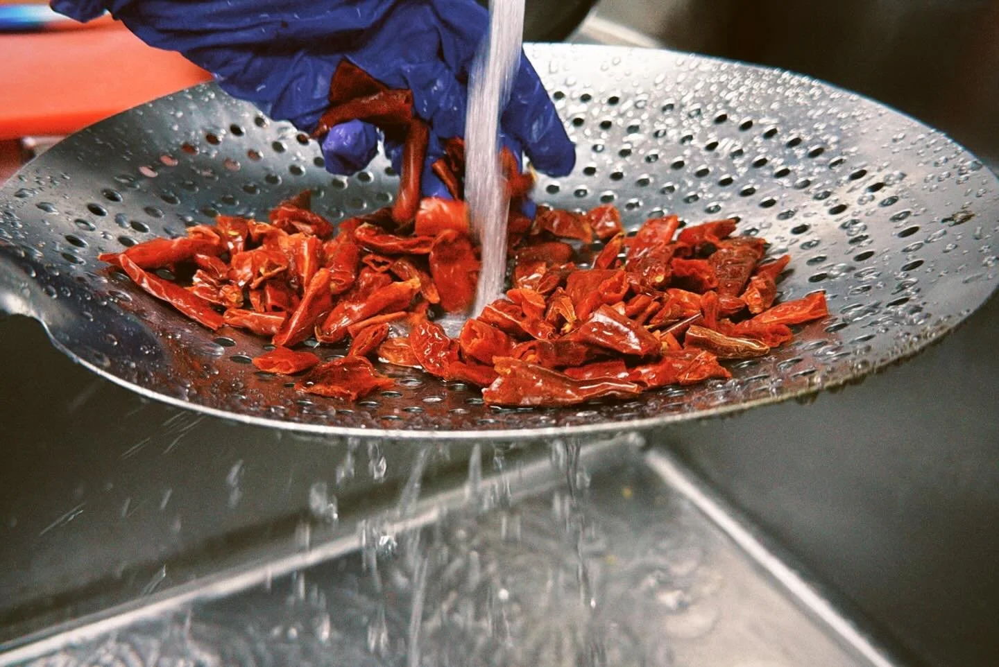 ไก่กอและ Kolae Chicken Skewers (Southern Thai turmeric-coconut grilled chicken)

Charcoal-grilled chicken, marinated in hand-pounded southern spices, glazed with reduced coconut cream and tamarind, delicately lacquered over open flame; served with fr