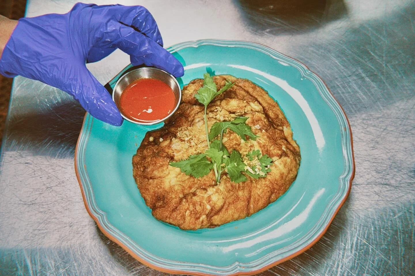 ไข่เจียว (Khai-Jiao) Thai-style omelette.
A timeless classic, elevated through simplicity. Light, fluffy, and gently seasoned, echoing the warmth of Southern Thai home cooking with refined balance and texture.