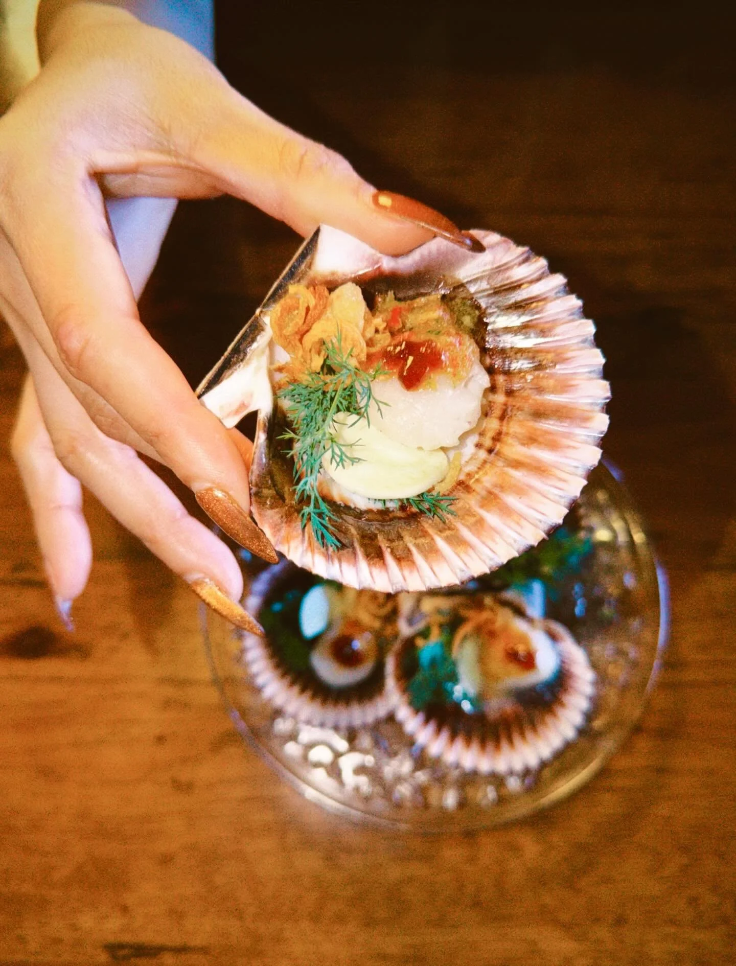 Andaman Pearl หอยเชลล์ทรงเครื่อง  Pan-Seared Scallops, Thai chili-lime sauce, house chili jam, dill, garlic and crispy shallots. Available only at LeDu on 7th Uptown while daily supplies last. 🦪🐚