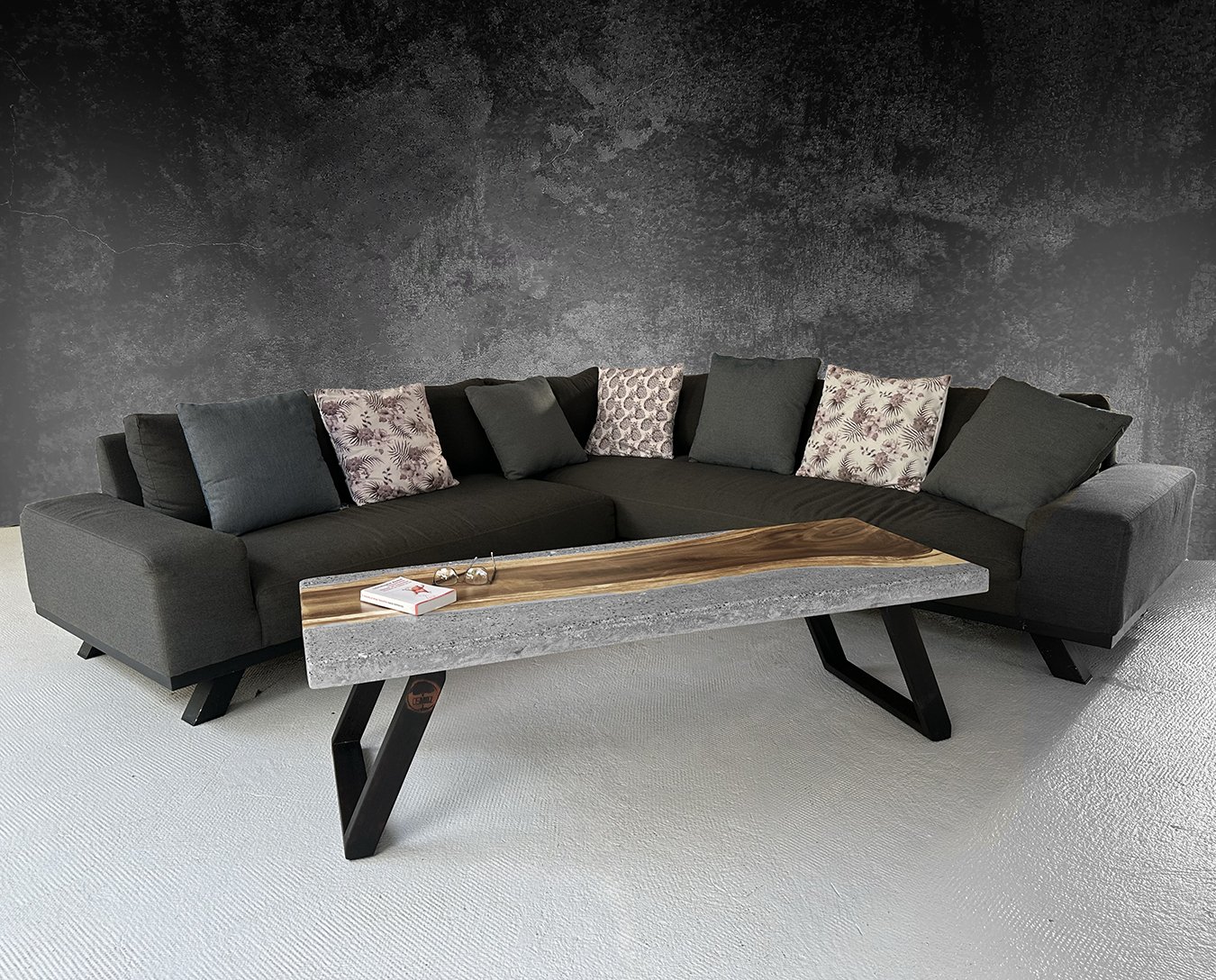 Table basse Tïmä, illustrant la fusion parfaite entre le bois de maru maru et le béton. La chaleur naturelle du bois est contrastée par la robustesse moderne du béton, créant une pièce à la fois élégante et fonctionnelle. Les détails minutieux du boi