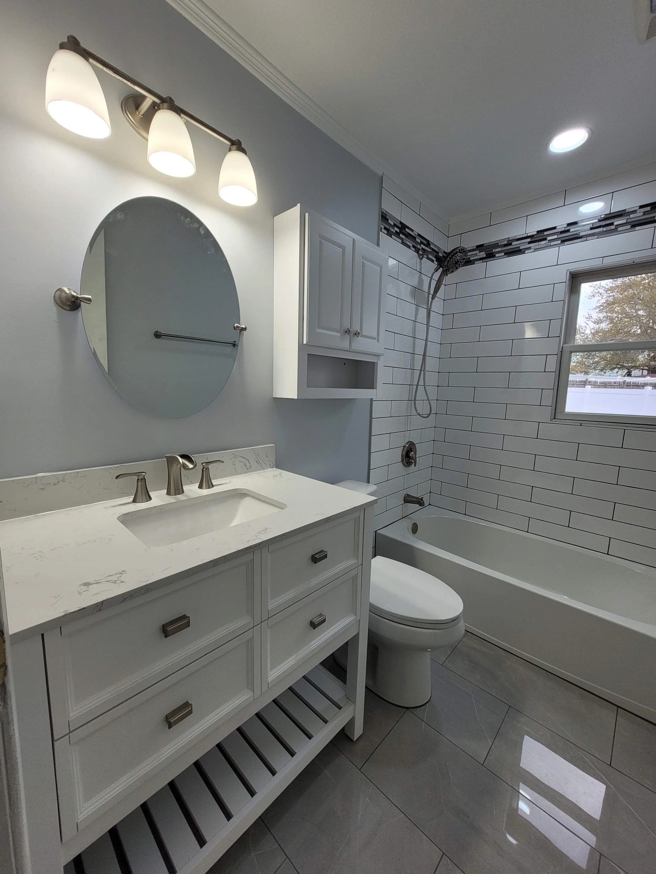 Jonathan & Donna's Hallway Bathroom