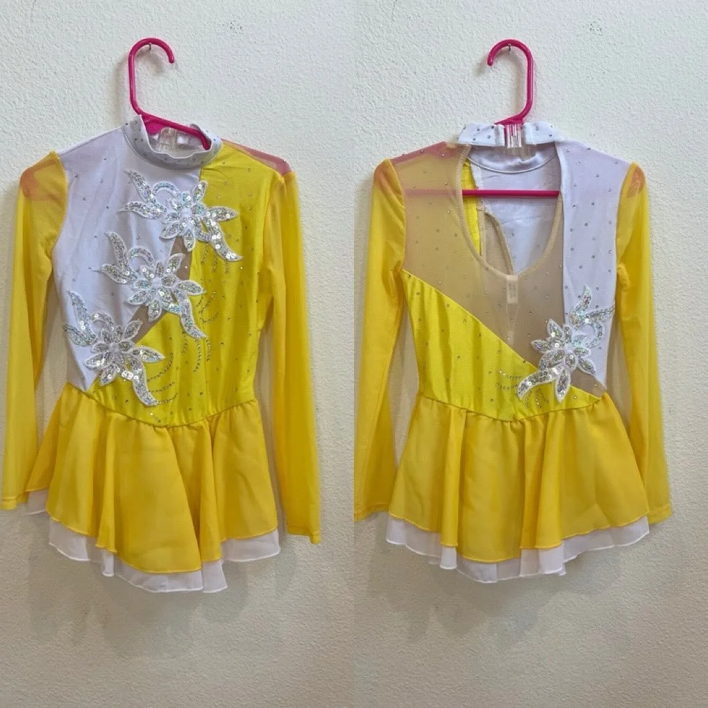 Need a dress that shines like gold? Look no further! This sweet dress is designed for skaters aged 4-6. Many thanks to @nannan_voong for this lovely donation!