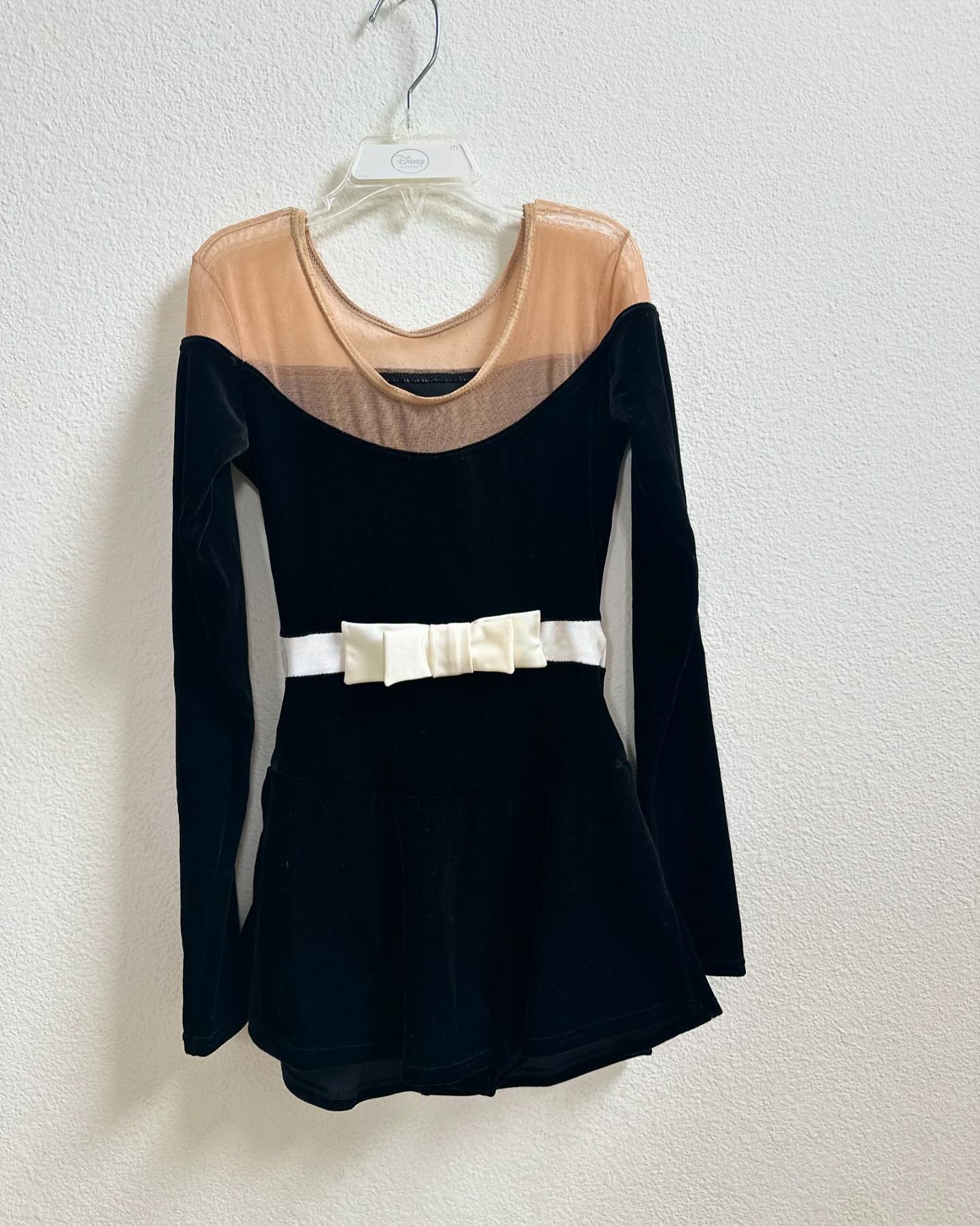 A cozy dress in black/white velvet &mdash; perfect for ages 5&ndash;9.
Warmly donated and completely free. We&rsquo;d love for you to join us!