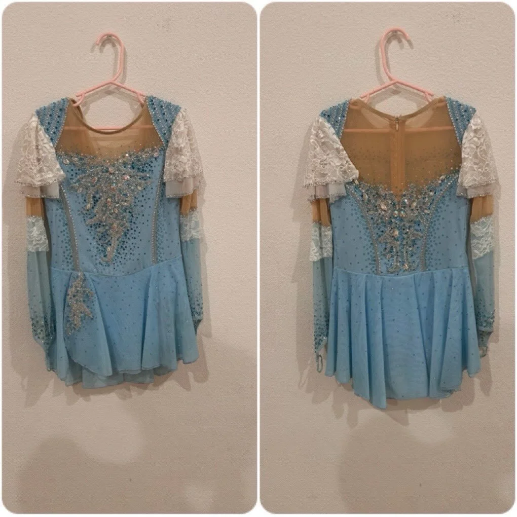 If you&rsquo;re skating to a Disney princess&ndash;inspired program,
this dress is a perfect match 👑✨

Designed for skaters ages 7&ndash;9,
it adds extra magic and sparkle on the ice 🤍⛸️
