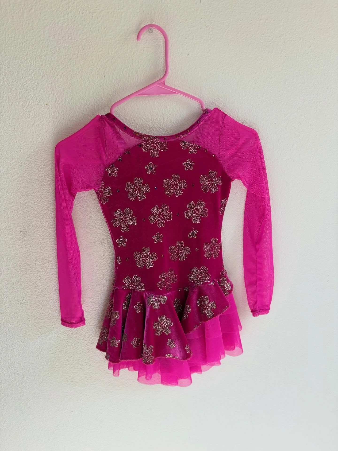 Hot pink sparkle cutie 💖✨
Perfect for beginner skaters, ages 4&ndash;8 yrs.
soft, comfy, and easy to move in
Twirl-ready and super fun on the ice 💕
FREE GIVEAWAY 
thank you, @jojo_on_ice ,Jojo Patino 🩷🩷🫶🏻🫶🏻✨✨