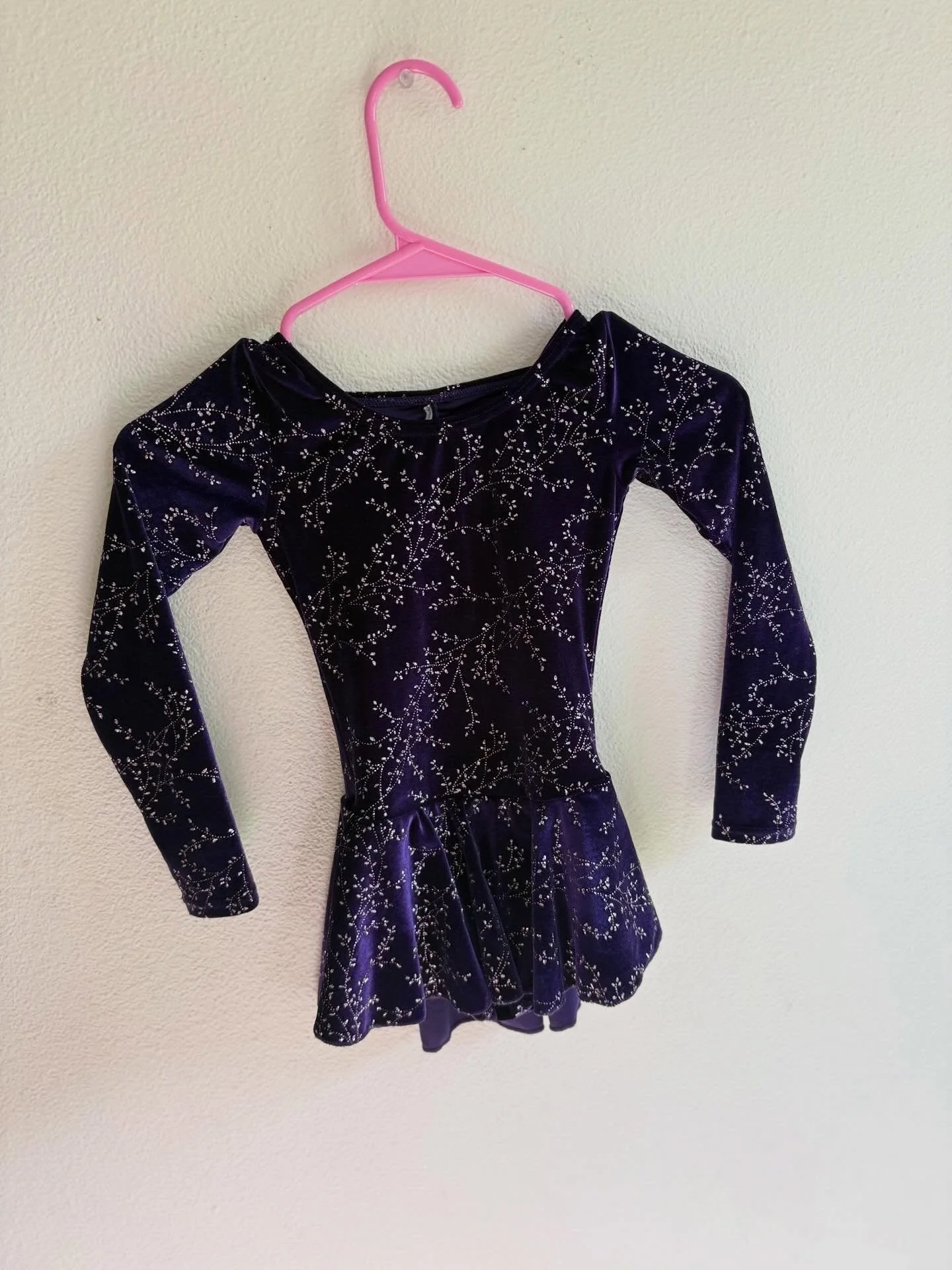 Deep purple velvet elegance 💜✨
Soft velvet with shimmering silver accents perfect for beginner skaters
Ideal for ages 4&ndash;6, graceful and eye-catching on the ice ❄️
FREE GIVEAWAY 🩷
donated by @jojo_on_ice ,Jojo Patino 🤍