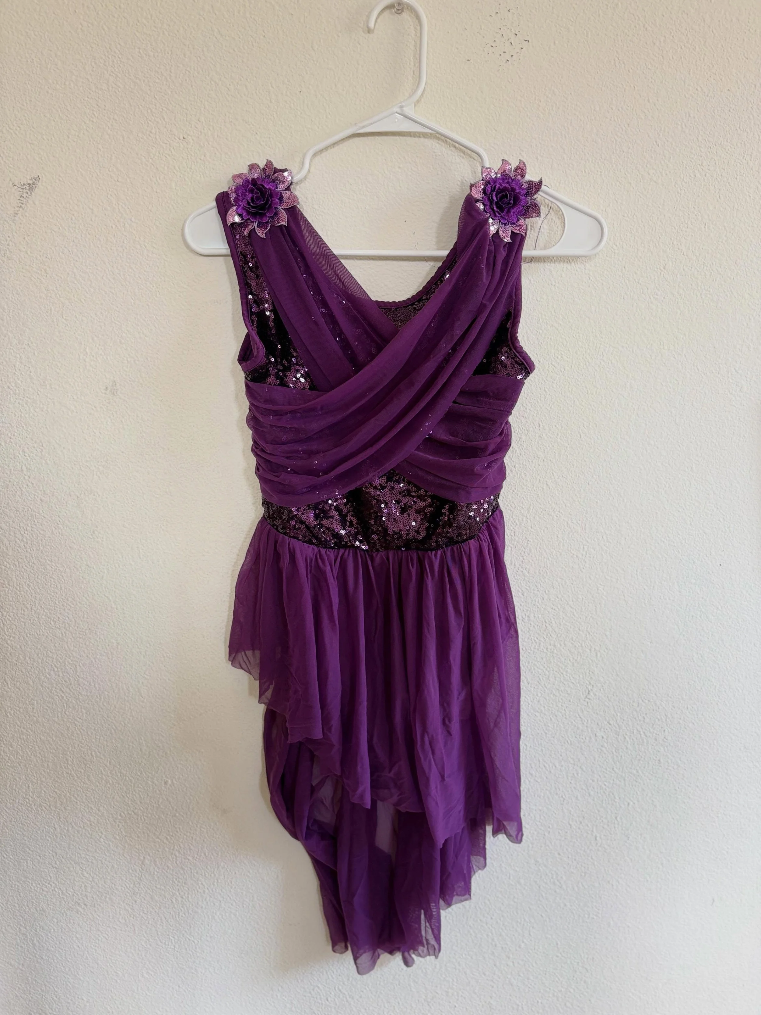Elegant dark purple paired with delicate floral details, finished with a beautifully designed skirt for a more refined and sophisticated look. ✨
A high-quality dress perfect for skaters from Intermediate to Junior level.Best fit for ages 11-15 yrs⛸️?