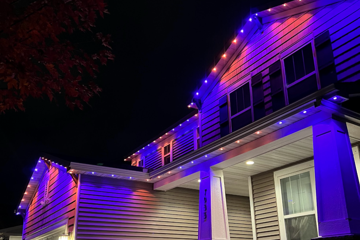 Holiday lighting on a Missouri City Texas home with synchronized full roofline LED display
