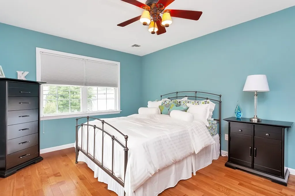 upstairs_room2_view2.webp