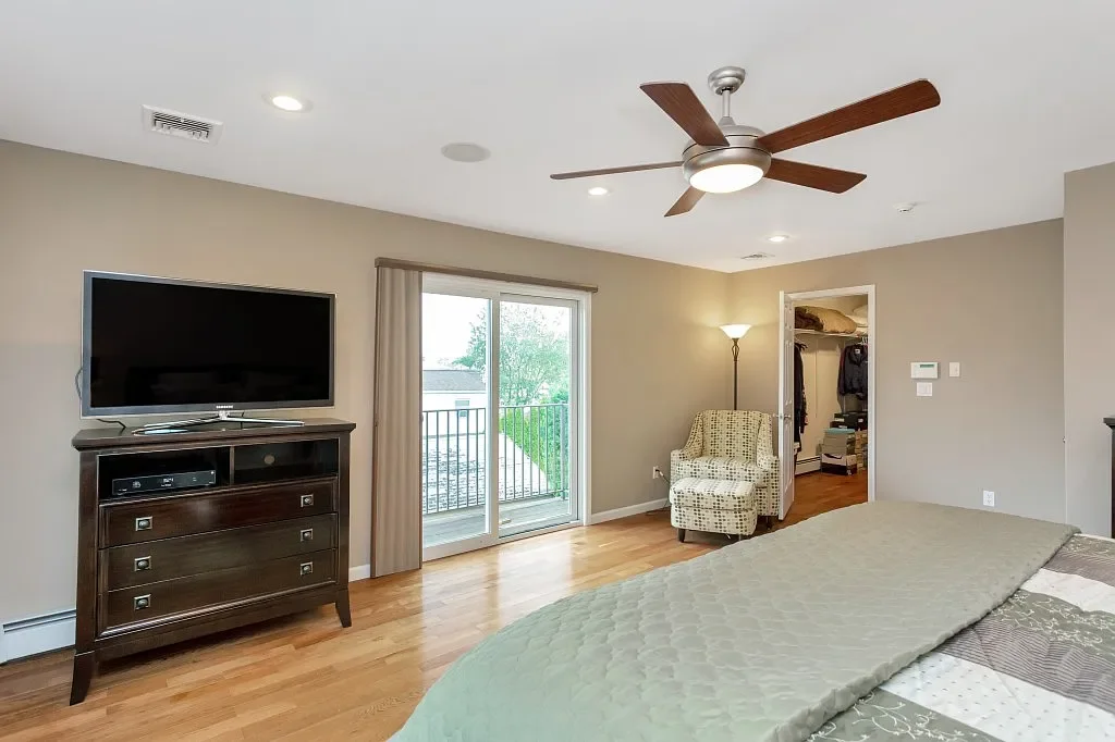 primarymaster_bedroom_viewcloset.webp