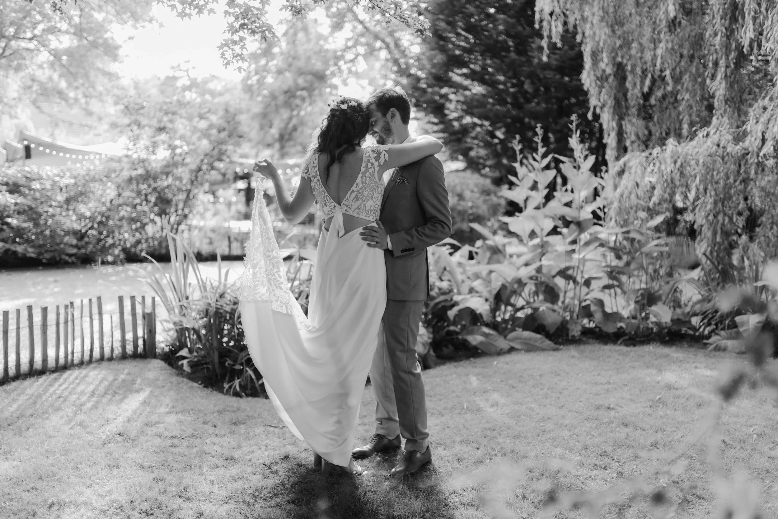 danse maries dans jardin maison basse pendant seance couple