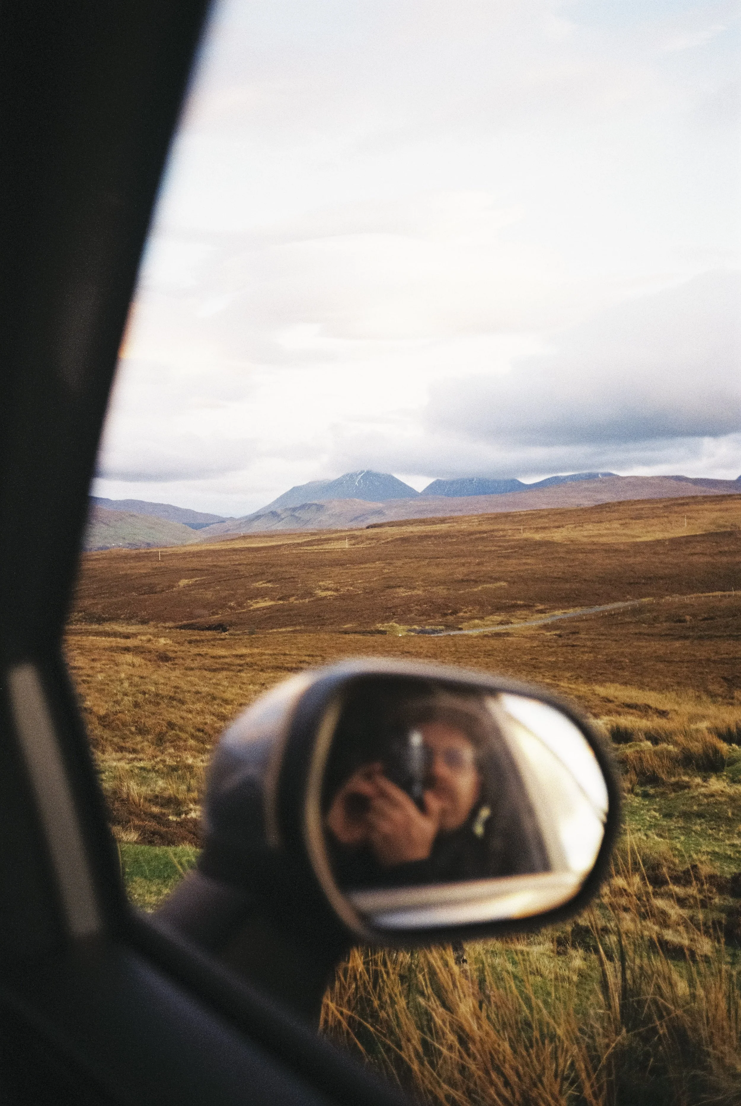 Max De Hulster en train de faire une photo d'un paysage écossais, sur l'île de Skye, pendant un road trip en Ecosse