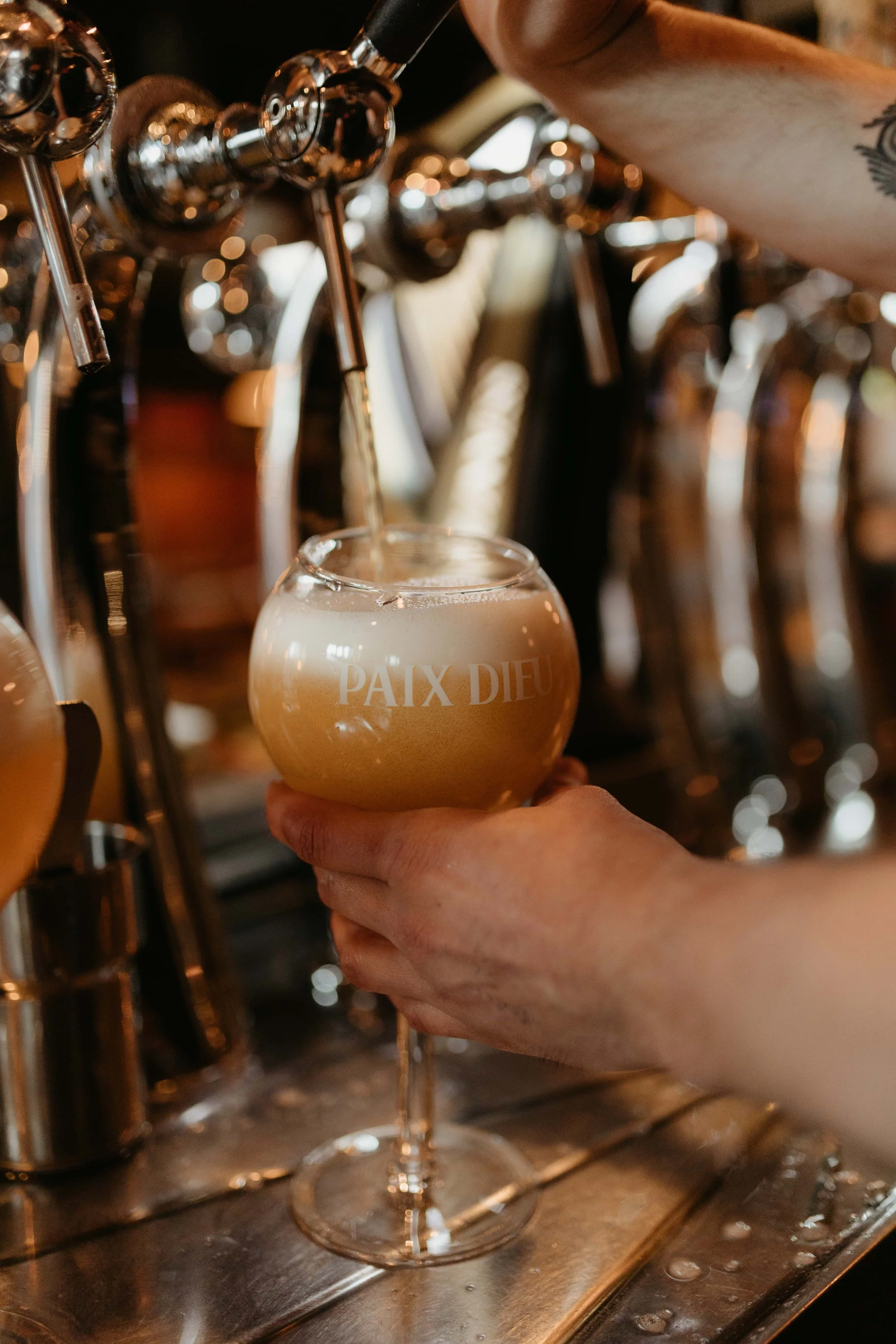 Shooting pour le bar namurois Barnabeer. On voit un verre de bière se remplir à la pompe.