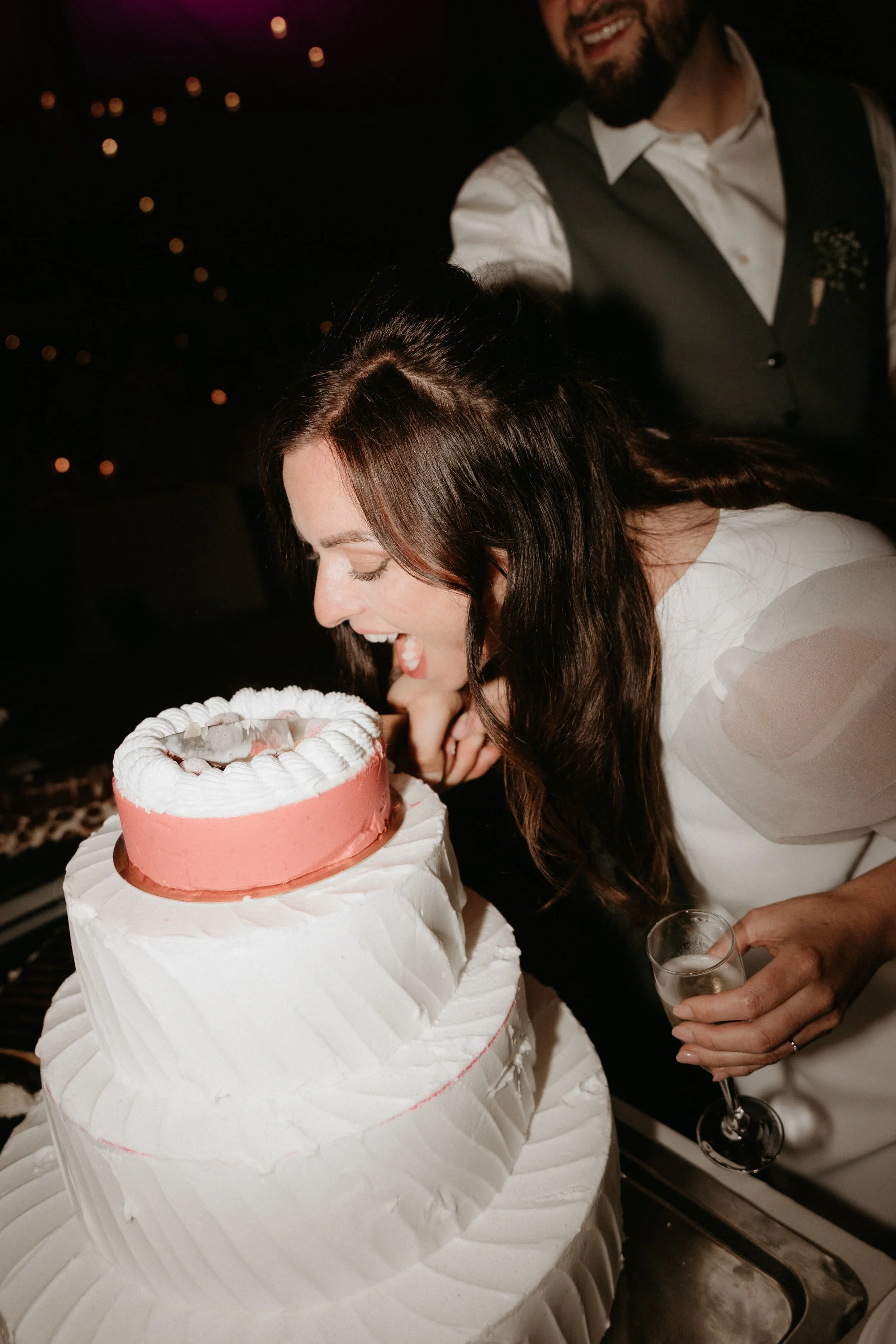 gateau coupe avec mariee qui goute le gateau