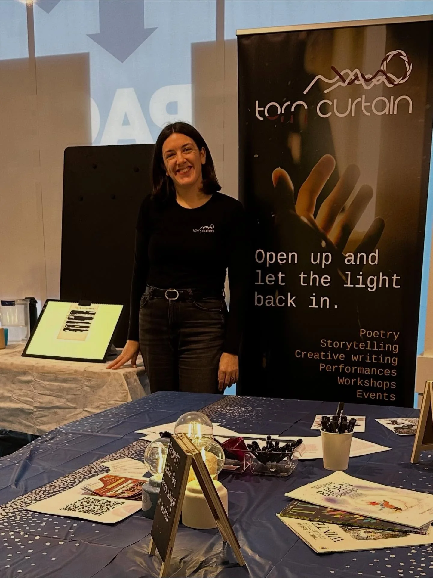 POP-UP POETRY ACTIVITIES FOR ALL AGES

@rebeccarockerwrites had a great time at Swindon Winter Fest, facilitating community poetry activities. We wrote lines on leaves for a community poem all about winter trees and scribbled on found texts to create