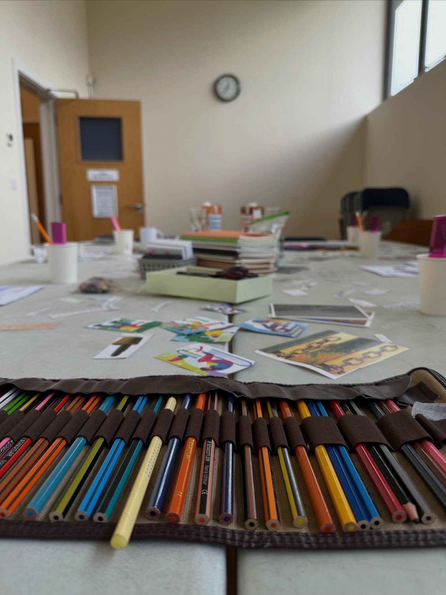 @rebeccarockerwrites is facilitating creative journaling workshops with @shine.swindon.pnd.support this week. 

🎨 Today, we enjoyed choosing colours, textures, images and words to explore the prompt: &lsquo;Motherhood is&hellip;&rsquo; 

🖐️ We drew