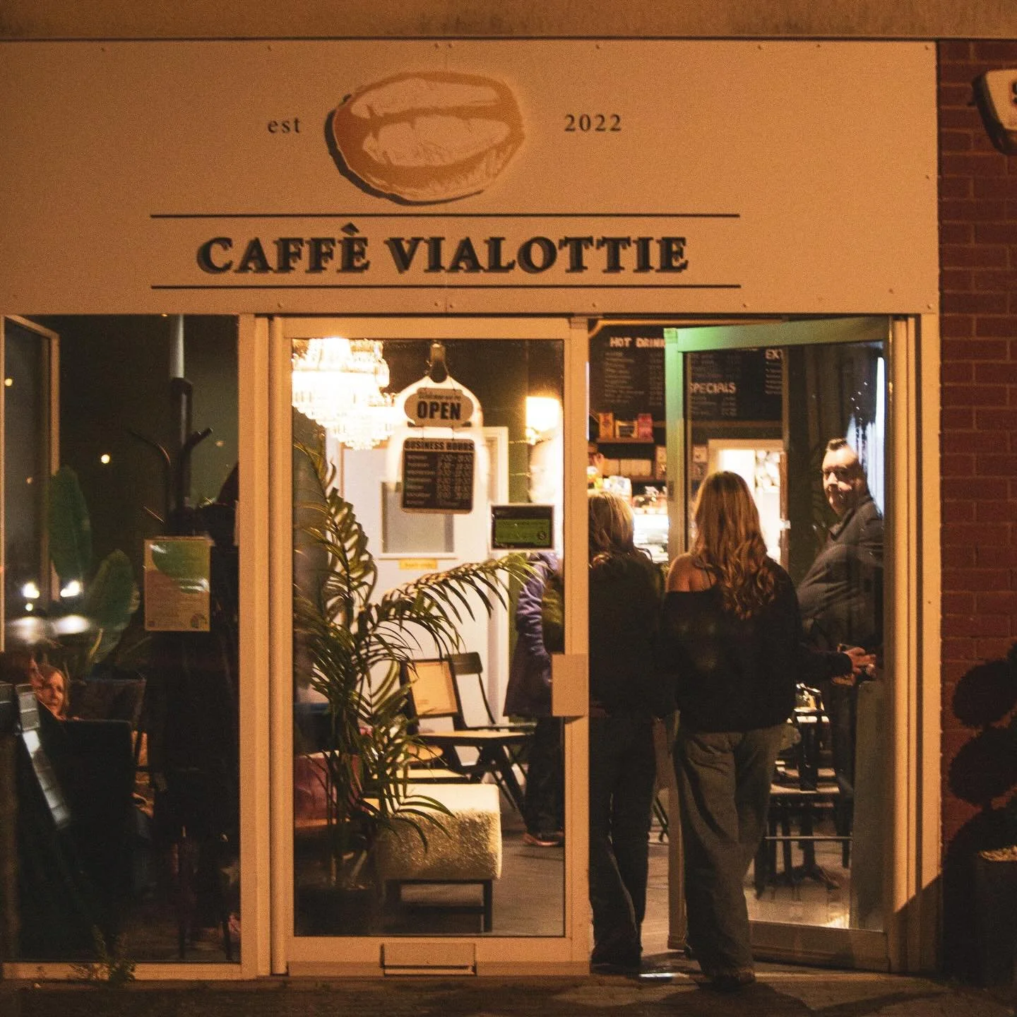 Poets, storytellers and songwriters (or fans of those things!) come to the Swindon Poetry Caf&eacute;, a cosy, monthly open mic at @caffe_vialottie hosted by @rebeccarockerwrites 

Join us once a month, on Fridays. Get dates and ticket info here:
🎟️