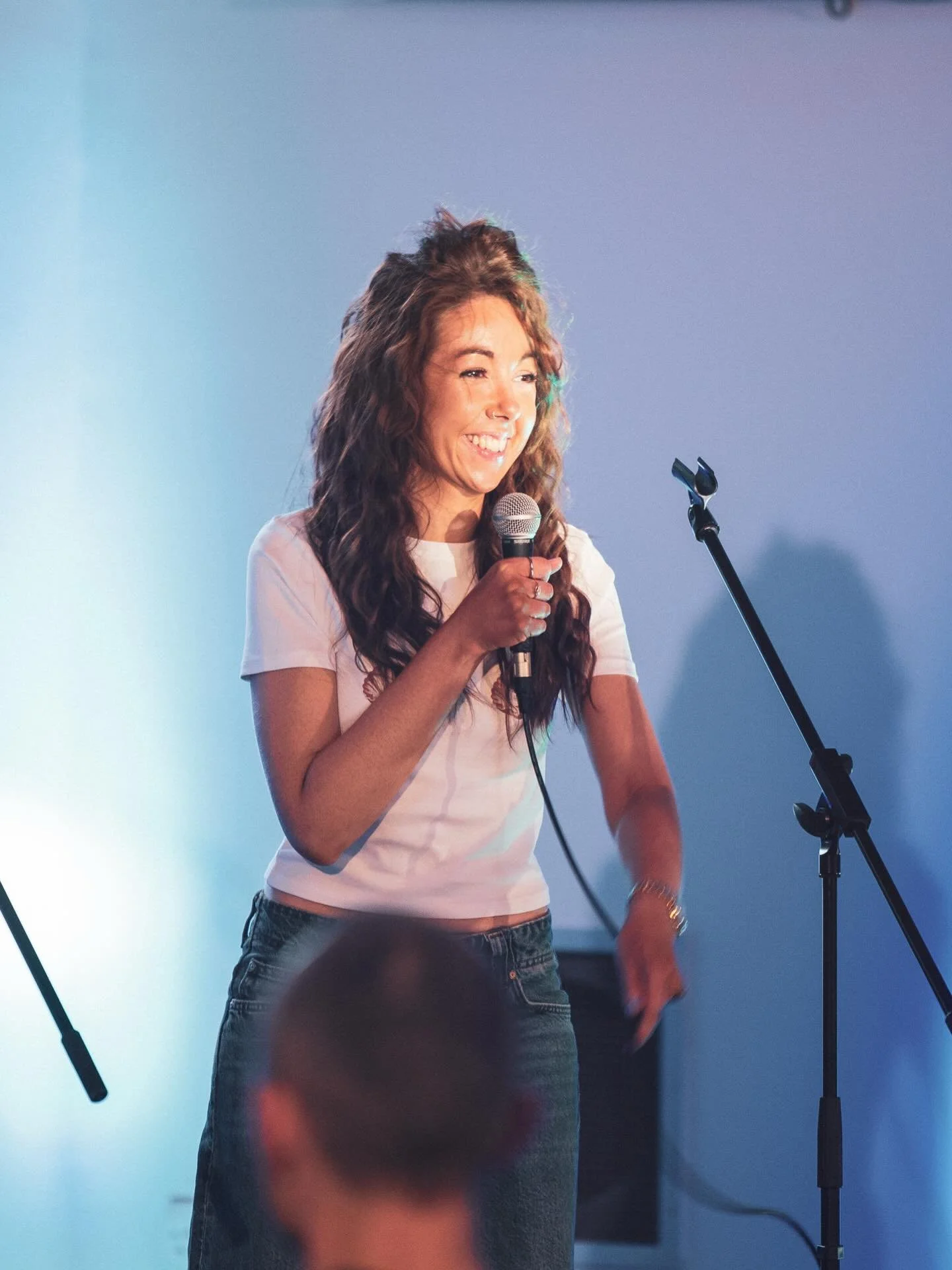 Here&rsquo;s @abbiehopecomedy and her annoyingly good hair. Abbie hosts @swindonwordsmiths and is popping up at comedy nights all over the place. 

Catch her at Swindon Wordsmiths on 30th May! We dare you to sit on the front row. 

🎟️ https://www.ev