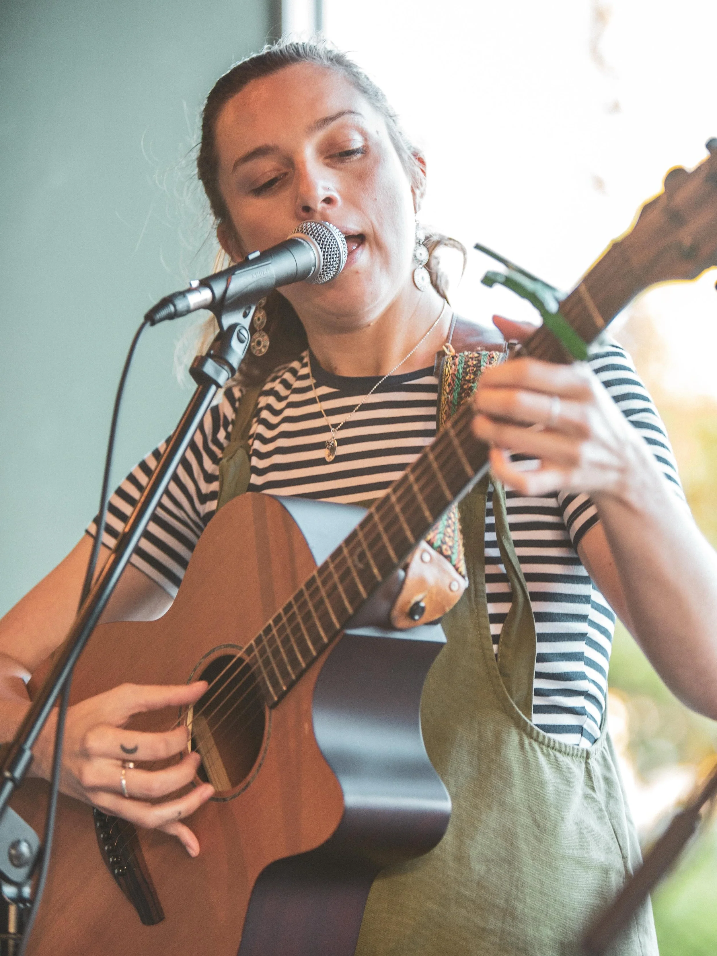 PERFORMER APPRECIATION POST!

Look at these gorgeous humans shining brightly on the mic at the Swindon Poetry Caf&eacute; at @caffe_vialottie in June. 

🎶 Headliners: @janileighcohen and @iamlucasbernard 

👤 Host: @rebeccarockerwrites 

🎤 Open-mic