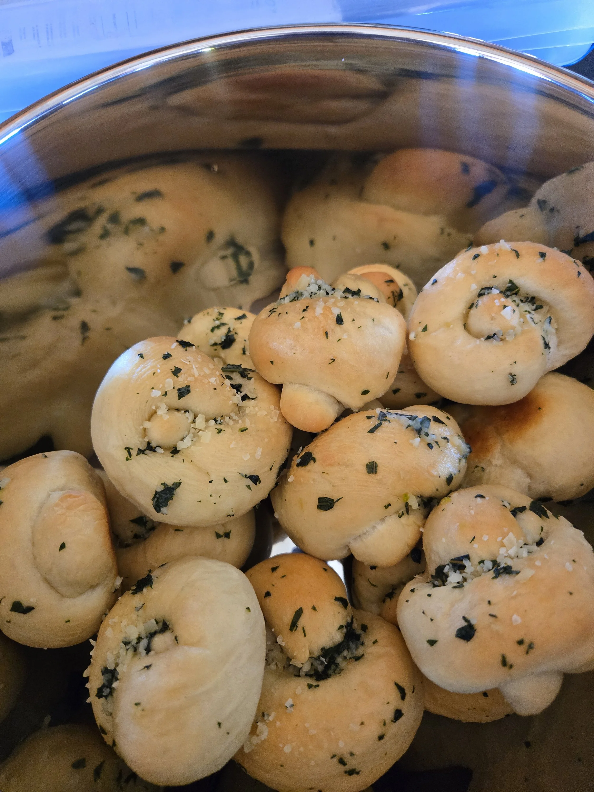 GARLIC KNOTS