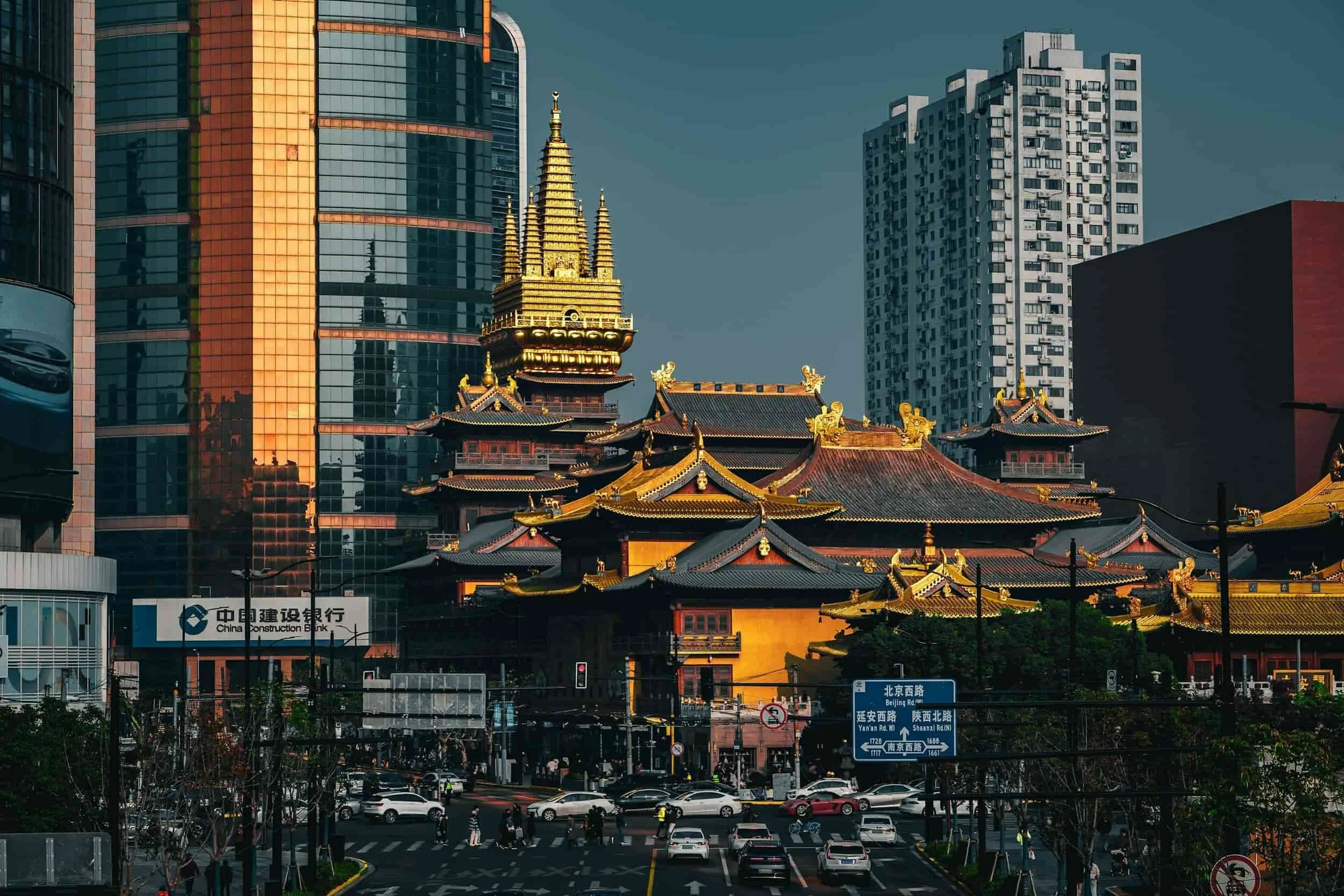 Best Area to Stay in Shanghai. Jing an temple