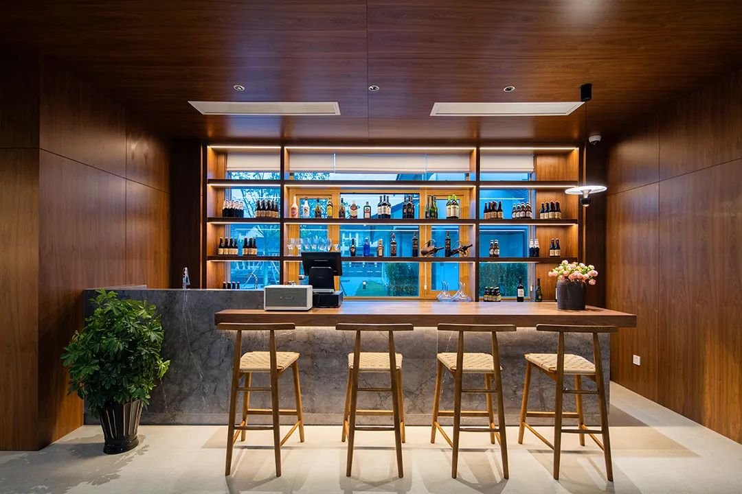Pet-friendly dining area at Shanghu Huajianfu·Yanshuo Resort, where you can enjoy meals with your furry companions, making it a perfect choice for families traveling with pets."