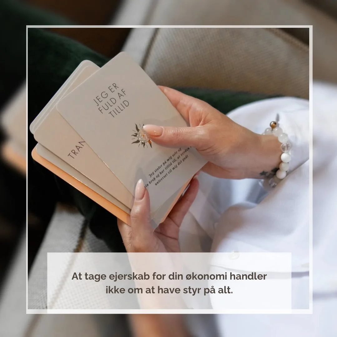 At tage ejerskab for din &oslash;konomi handler ikke om at have styr p&aring; alt.
Det handler om at skabe et rum, hvor du kan tr&aelig;kke vejret frit.
&nbsp;
Ejerskab begynder, n&aring;r du t&oslash;r se&nbsp;&mdash; uden at d&oslash;mme.
N&ari