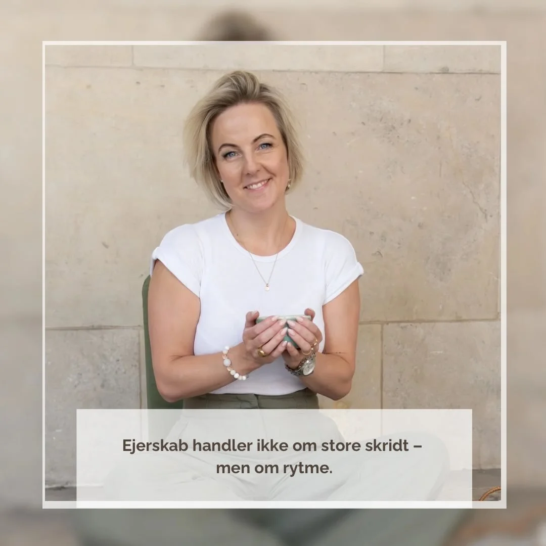 Ejerskab handler ikke om store skridt &ndash; men om rytme.
&nbsp;
En fast dag, hvor du tjekker dine tal.
En stille stund, hvor du m&aelig;rker, hvordan du egentlig har det med penge.
&nbsp;
N&aring;r du skaber rytme, skaber du ro.
Og fra ro vo