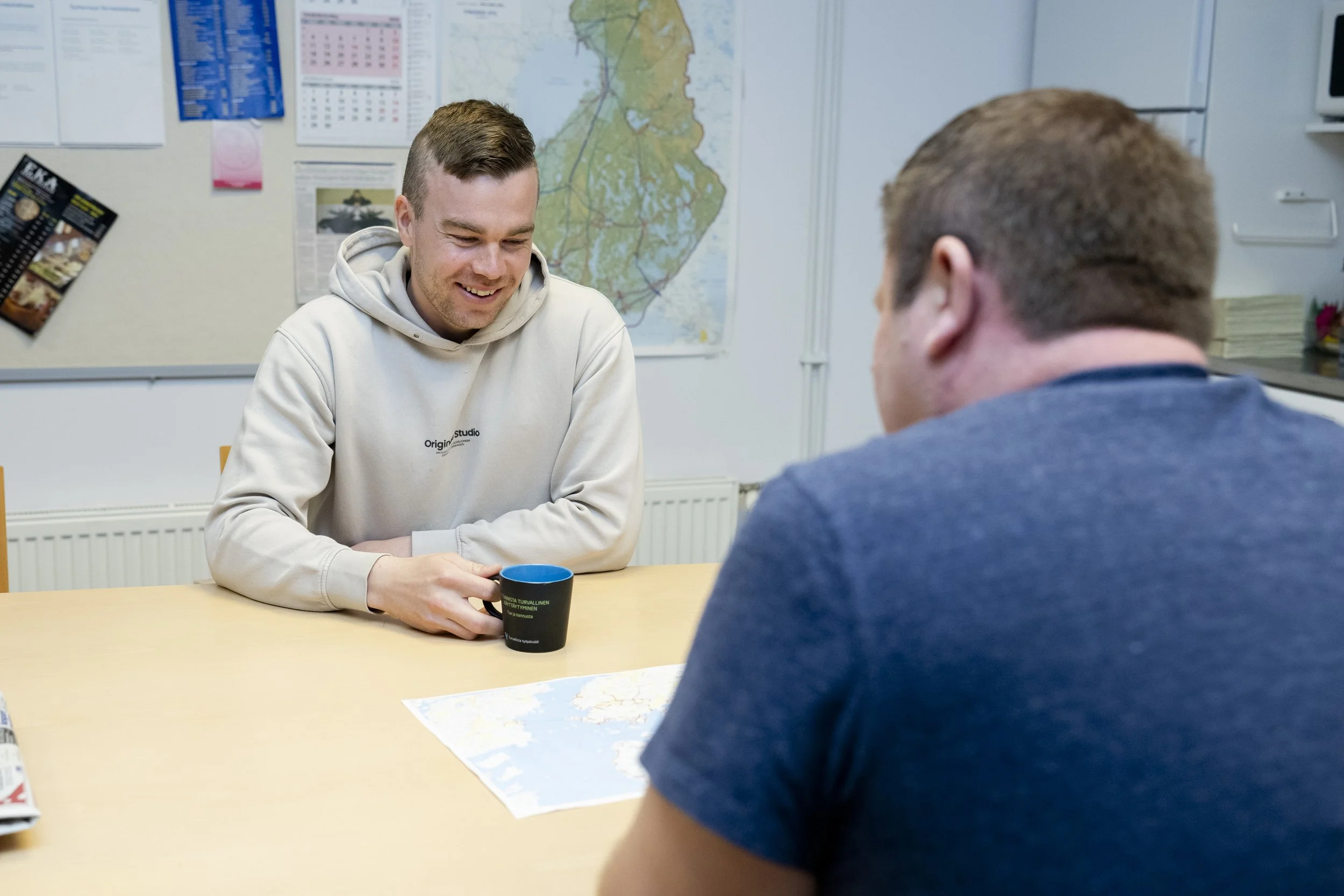 Jere Herrala tauolla kahvipöydän ääressä