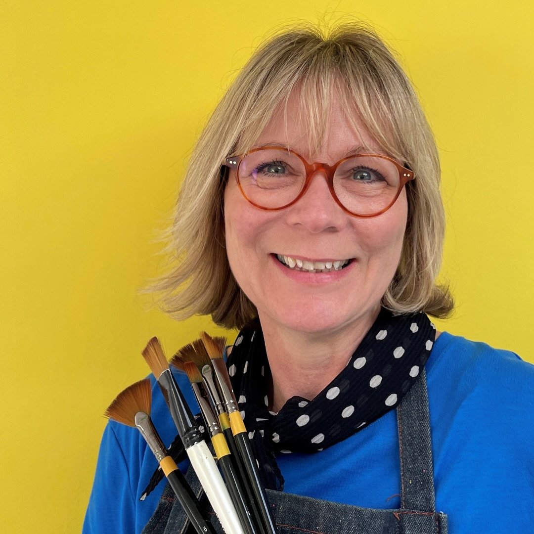 Meet our resident artist, Jenny Muncaster! 🎨

💛 Jenny is a mixed media artist with a passion for creating colourful paintings that capture a feeling of joie de vivre. 

Jenny paints pieces for the gallery, teaches courses and workshops and takes co