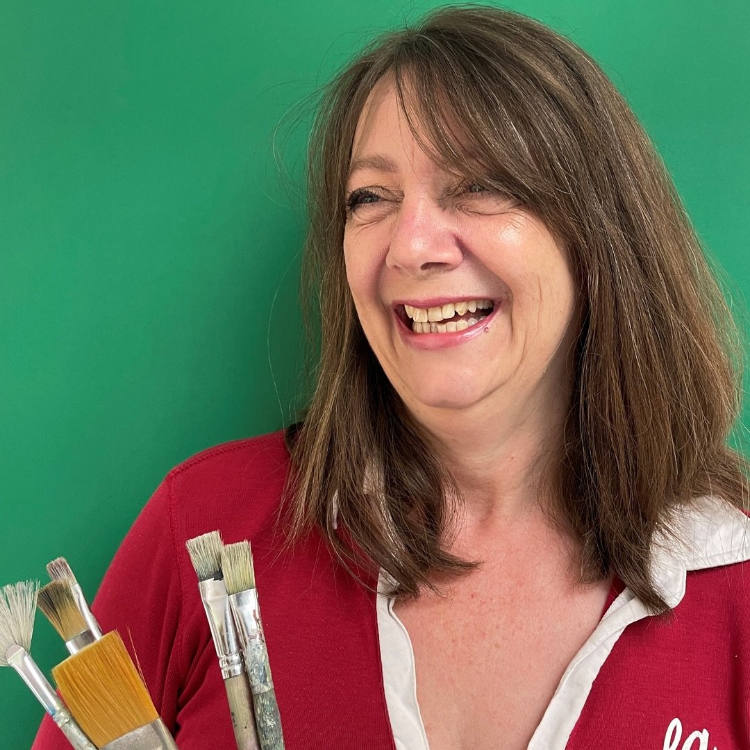 Meet our resident artist, Rachael Alexander! 🎨

💚 Rachael is a painter in love with the natural world. whether it be a landscape or its flora and fauna, every aspect of the outdoors is rife with inspiration.

Rachael paints pieces for the gallery, 