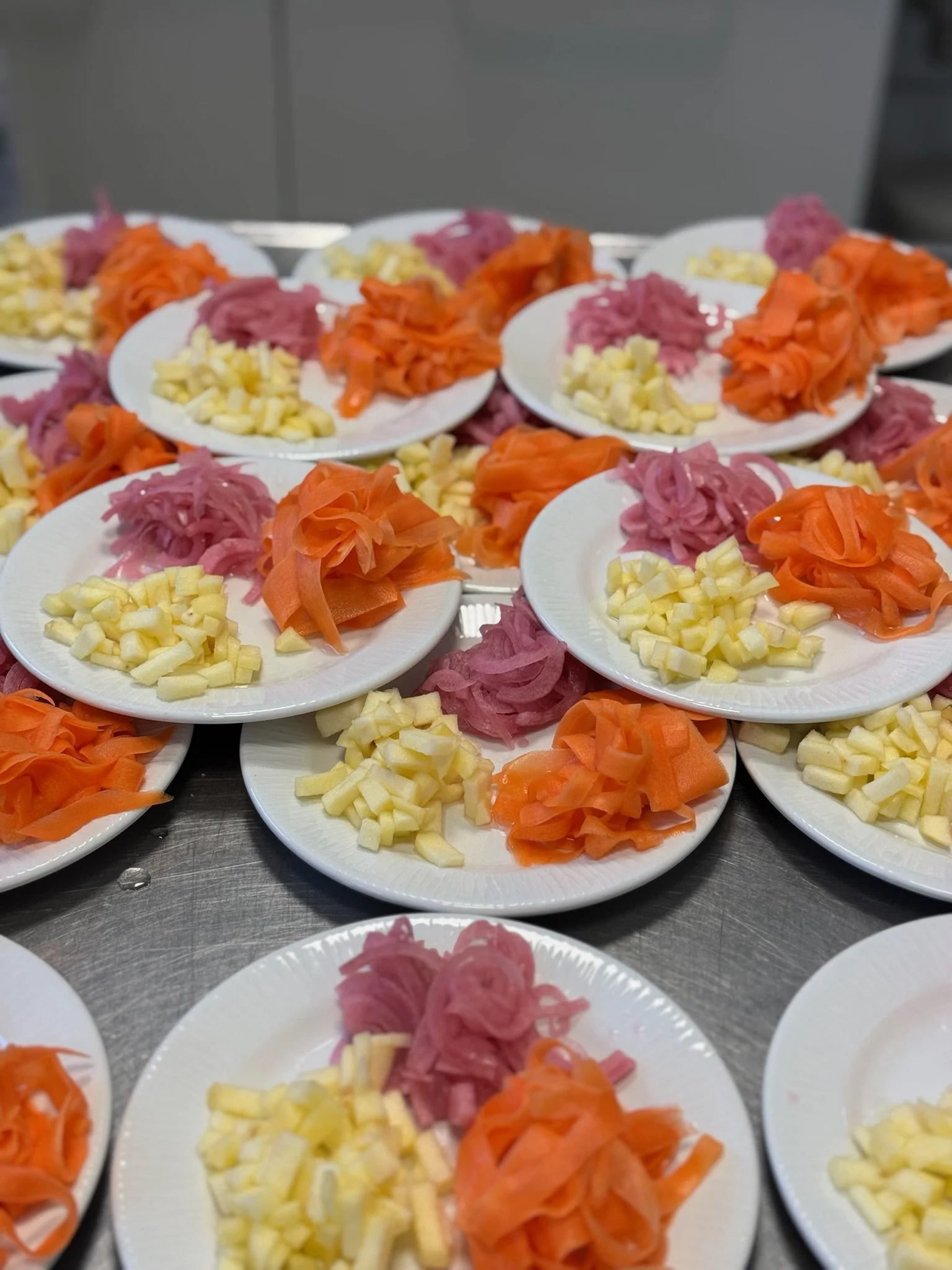 Mange tallerkener med flotte syltede og fermenterede frugter og grøntsager.