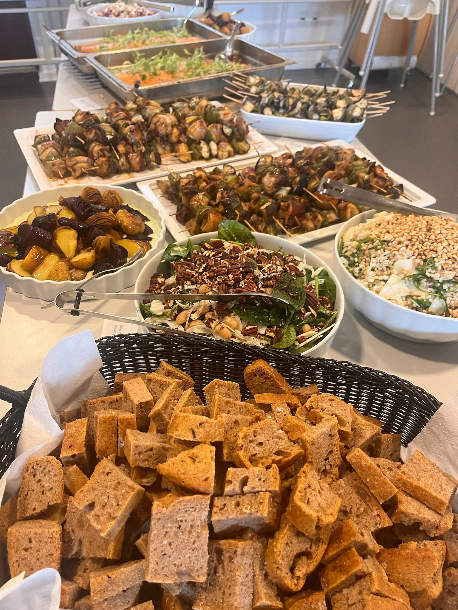 En flot buffet med friskbagt fuldkorns focaccia, sommerlige salater, lækker fisk og forskellige saucer. 