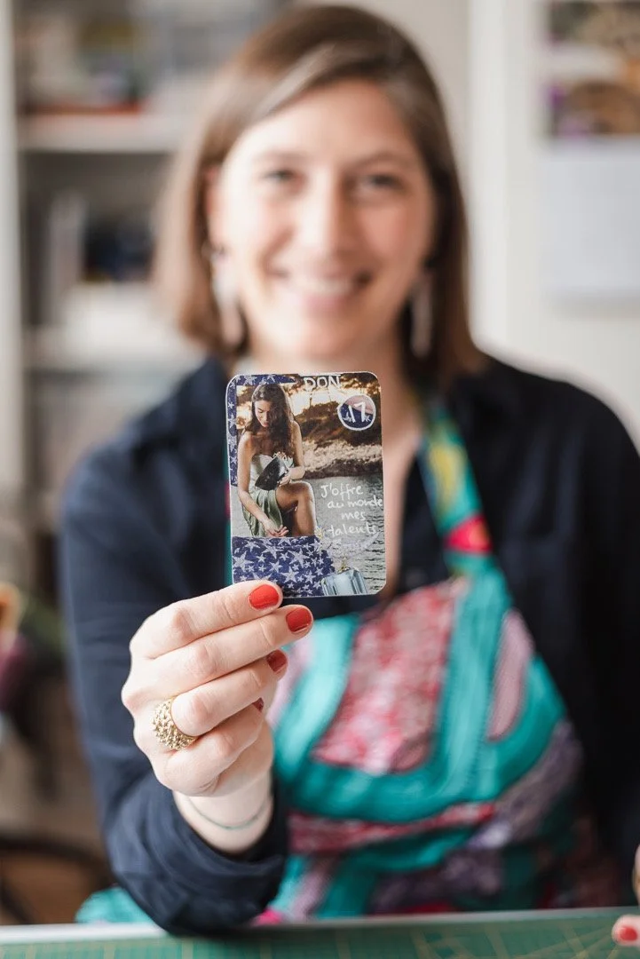 tirer une carte de tarot créatif pour servir de déclencheur dans un journal créatif
