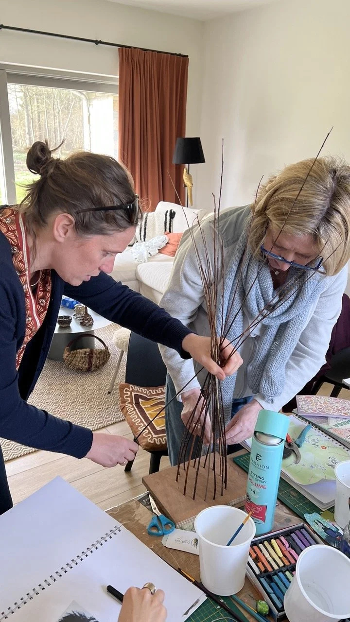 tisser des liens journal creatif vannerie sauvage tavier condroz marie aide une participante.jpeg