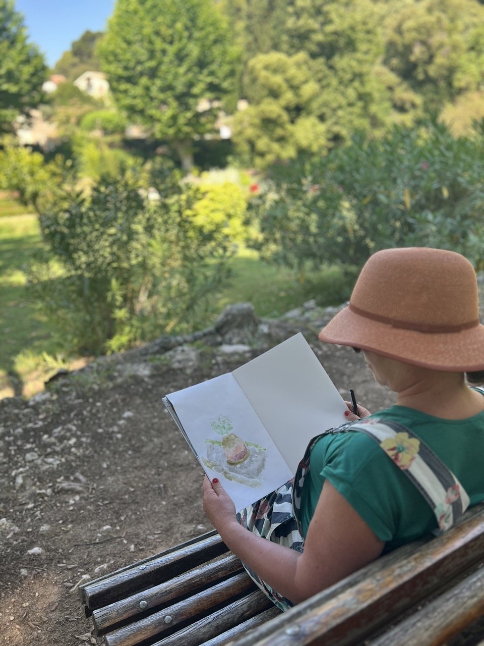 retraite créative provence verte 2025 journal créatif sur un banc aux jardins de villecroze.jpeg
