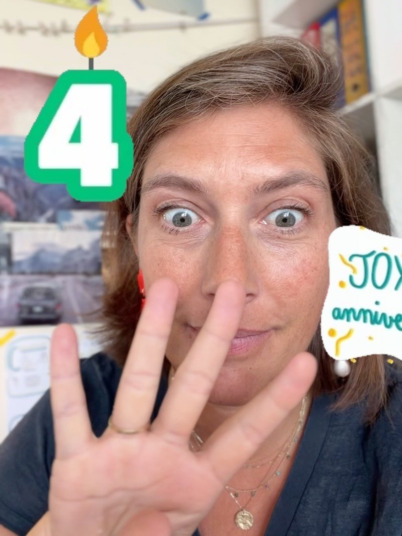 LES 4 ANS DE PASSEPORT POUR SOI 🎂
Le 1er octobre, Passeport pour Soi f&ecirc;te ses 4 ans 🥳
Chaque ann&eacute;e, j&rsquo;aime marquer le coup de la cr&eacute;ation officielle de Passeport pour Soi : il y a eu le r&eacute;el MERCI en 2023, l&rsquo;a