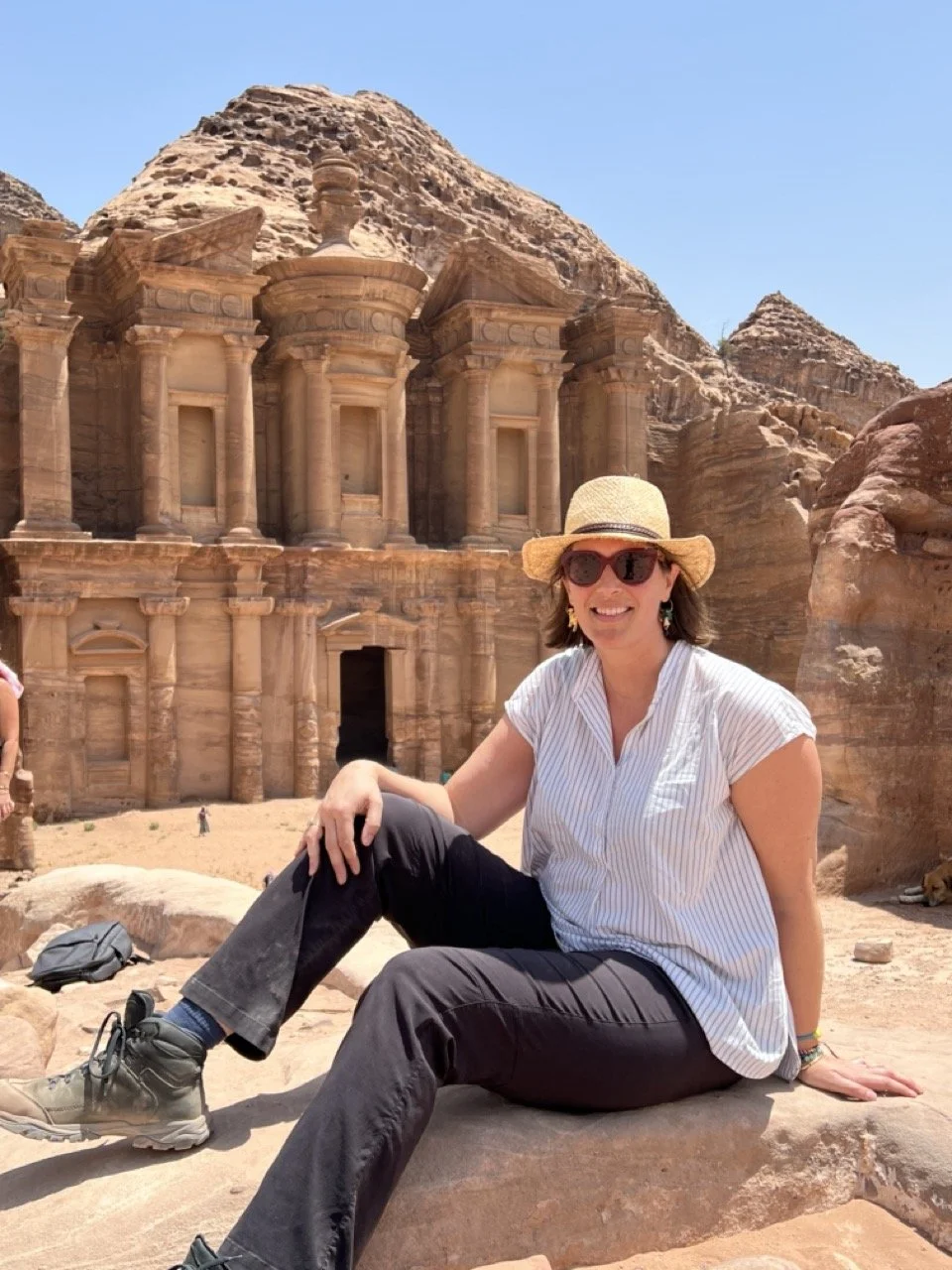 Julie devant le Monastère Ad Deir de Petra en Jordanie - escale créative